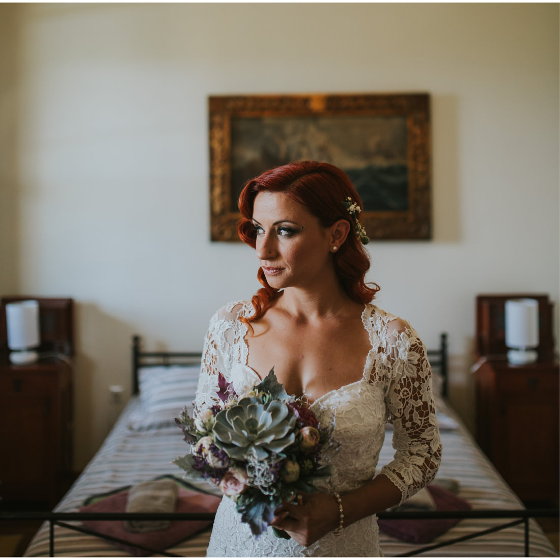 boho bride holding a bouquet in motovun